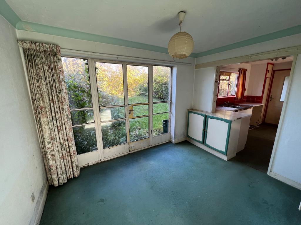 Lot: 44 - SUBSTANTIAL HOUSE FOR IMPROVEMENT - Kitchen and dining room